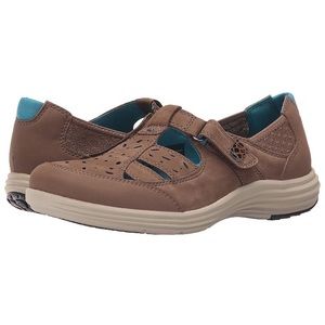 Aravon New Balance Fisherman Sandal - size 8 2E